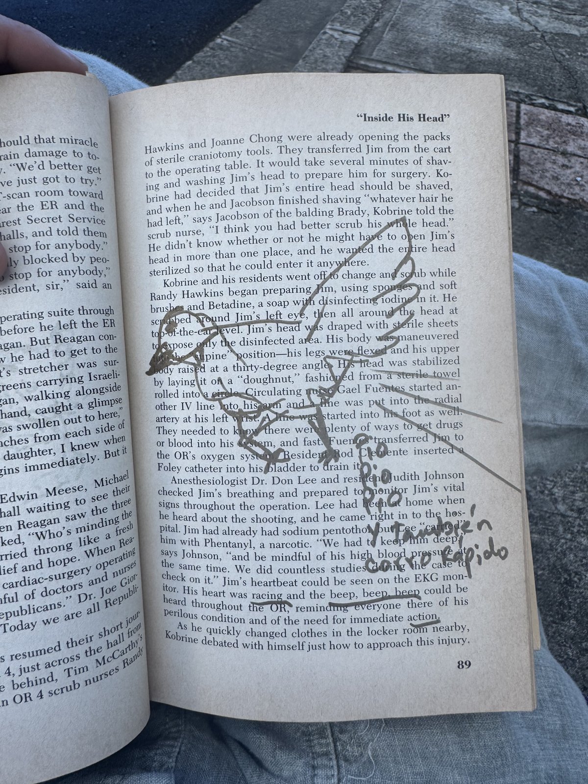 Dibujo realizado sobre las páginas de un libro.