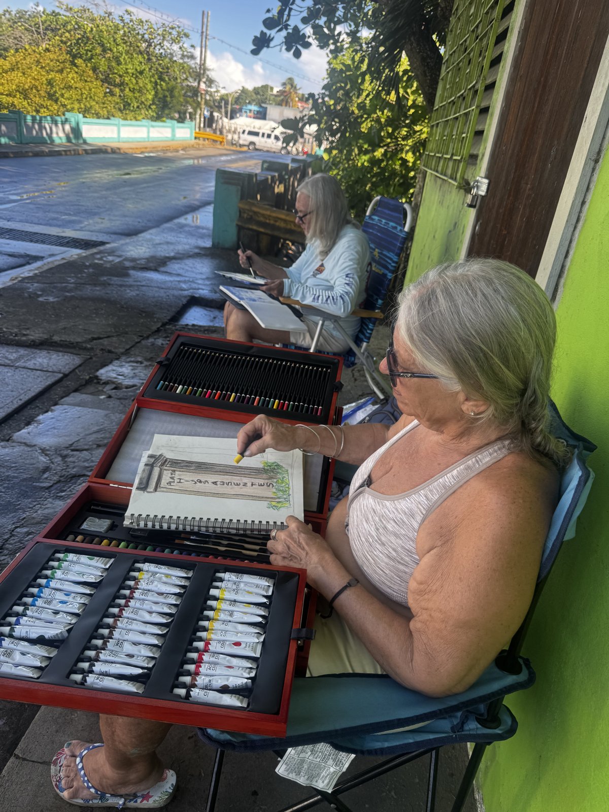 Acuarelas y cuaderno durante una sesión de pintura al aire libre.