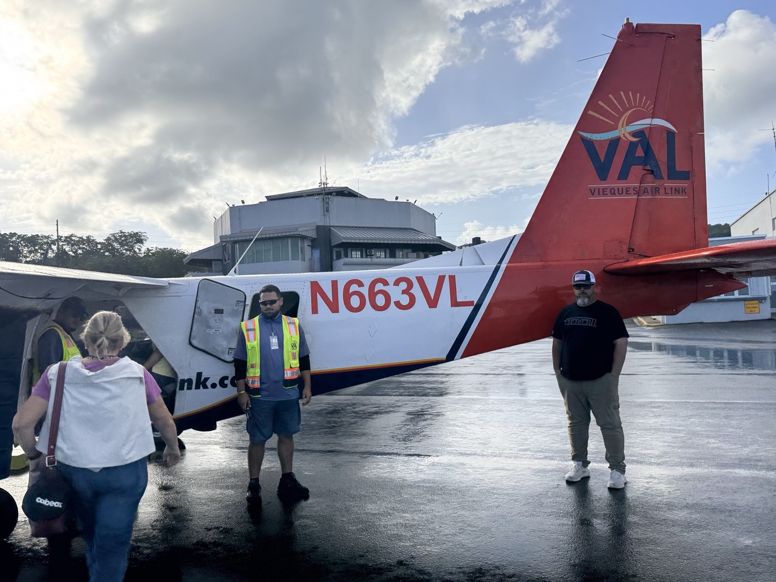 Avión de Vieques Air Link con cola roja y el rótulo de la aerolínea.