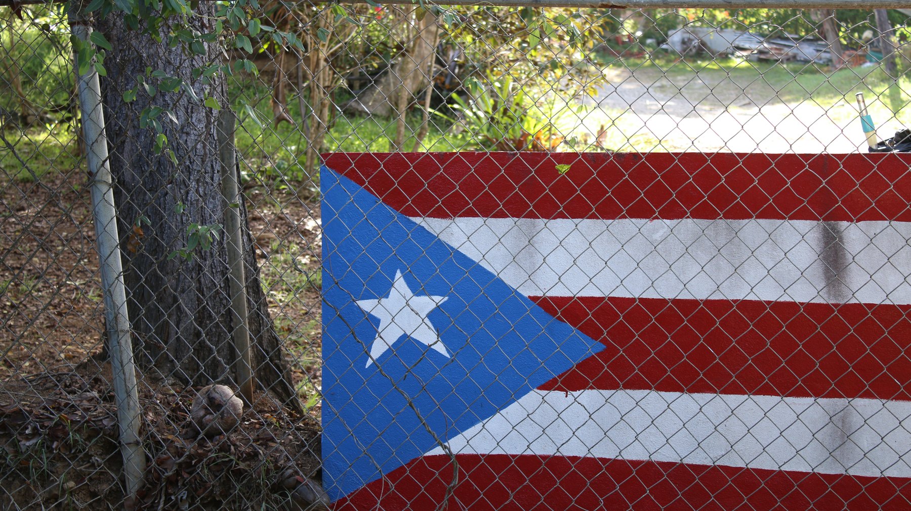 Bandera de Puerto Rico sobre una verja en Vieques.